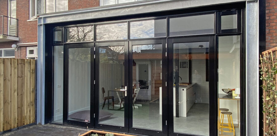 Aanbouw woning met stalen frame